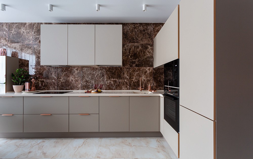 Г-образная кухня с бархатистыми фасадами