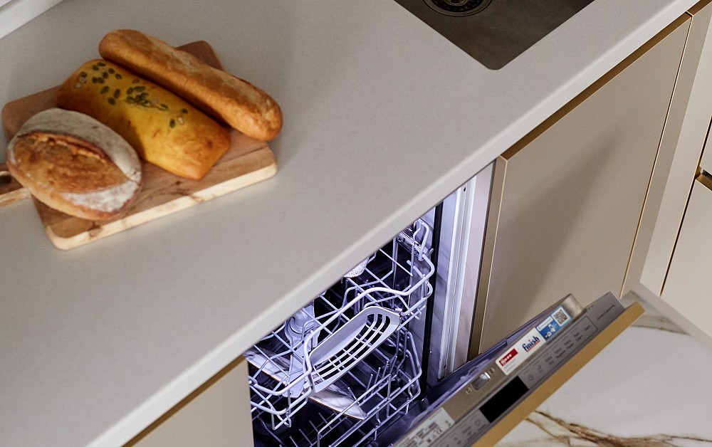 Эргономичная кухня Ханна Стил с цилиндрической вытяжкой