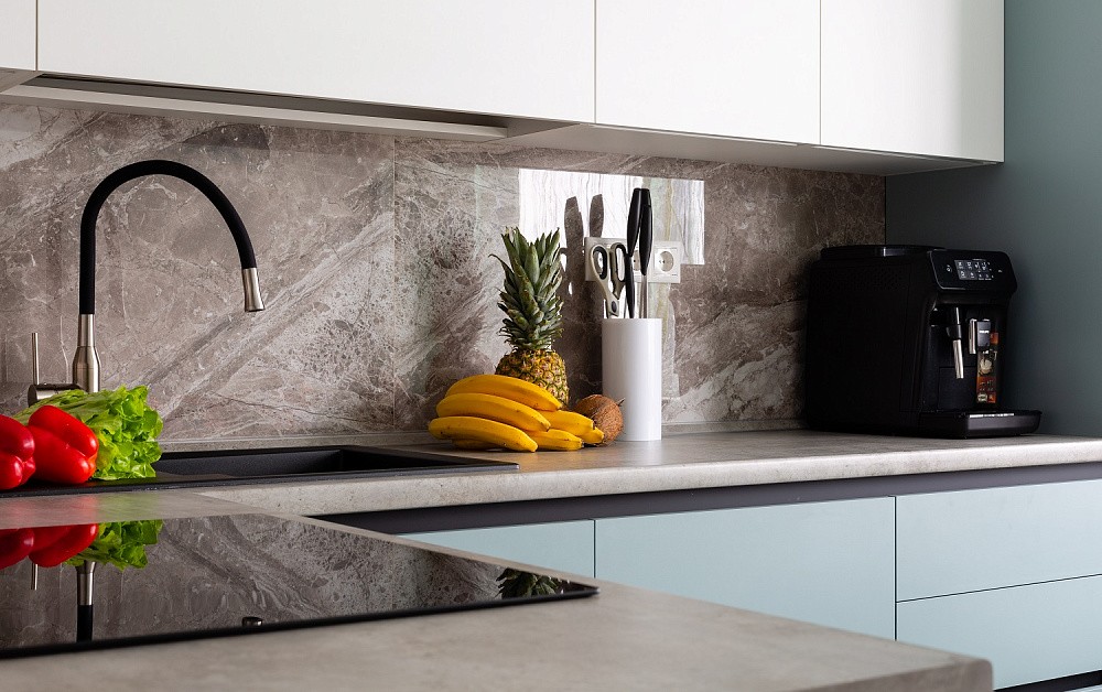 Нежно-голубая кухня в минималистичном интерьере