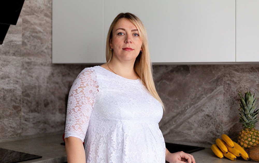 Нежно-голубая кухня в минималистичном интерьере