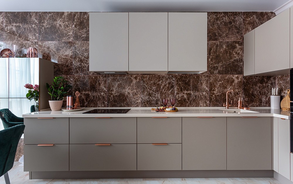 Г-образная кухня с бархатистыми фасадами