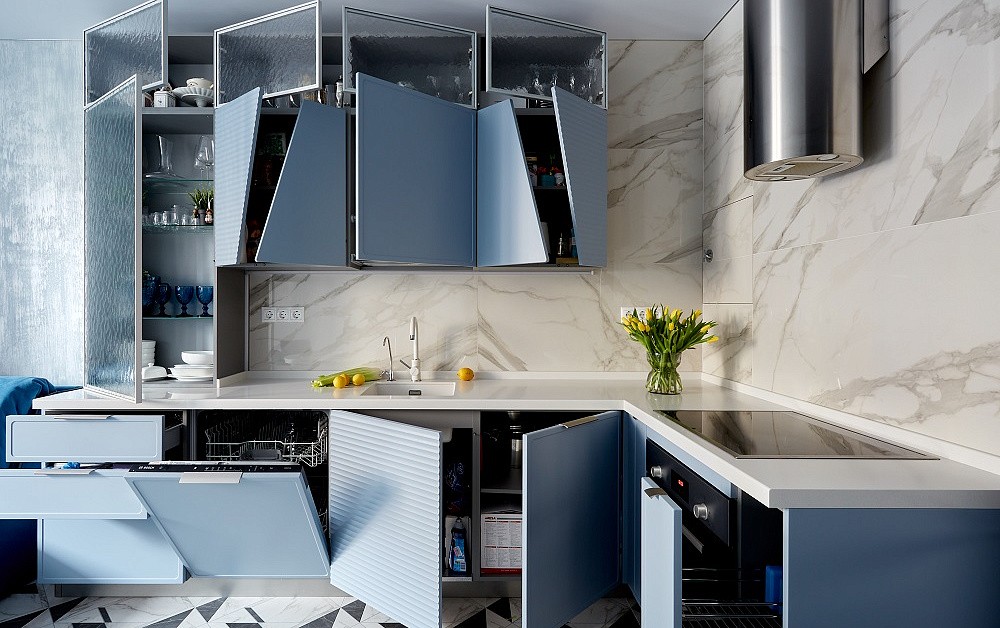 Небесно-голубая кухня с фрезеровкой и диагональными линиями