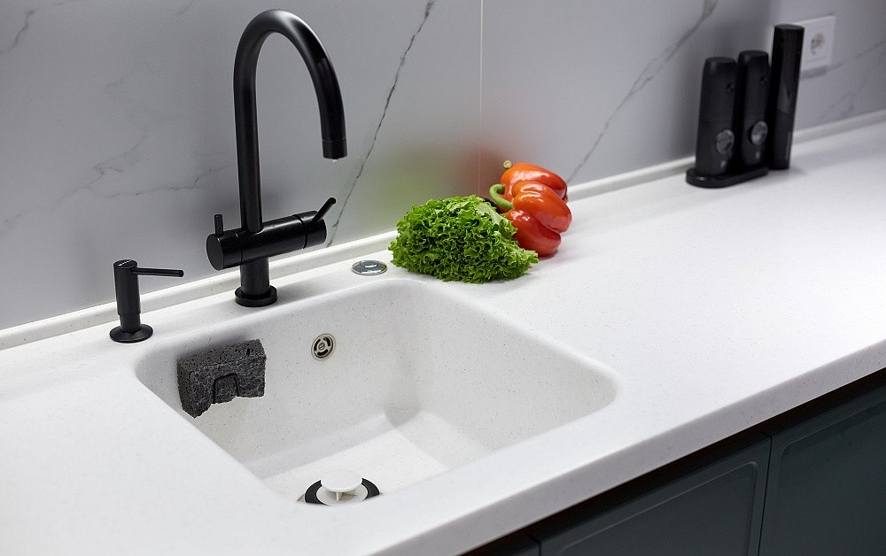 Умная кухня с интегрированным винным стеллажом