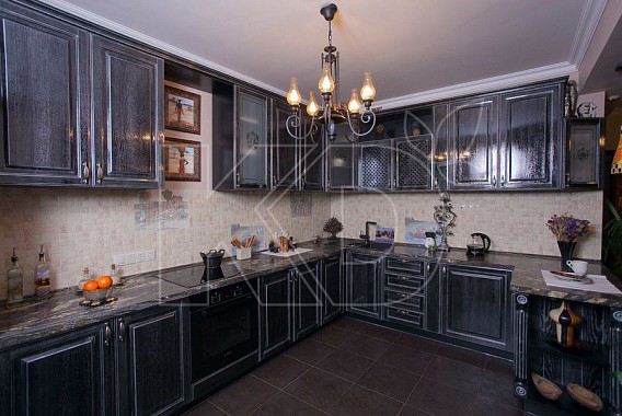 Угловые кухни из массива дерева