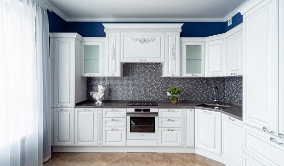 Светлая кухня в Санкт-Петербурге