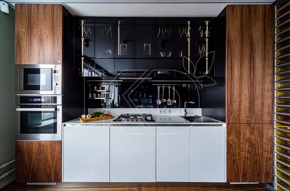 Белая кухня в сочетании с деревом