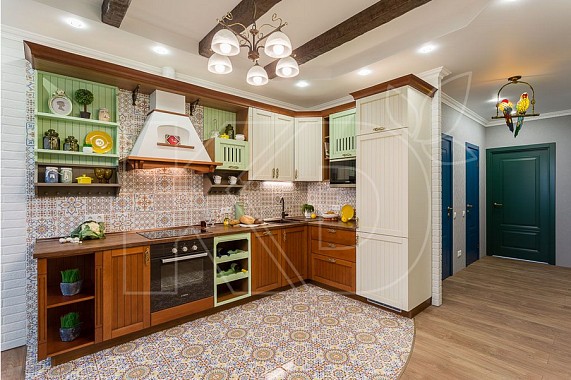 Угловые кухни из массива дерева