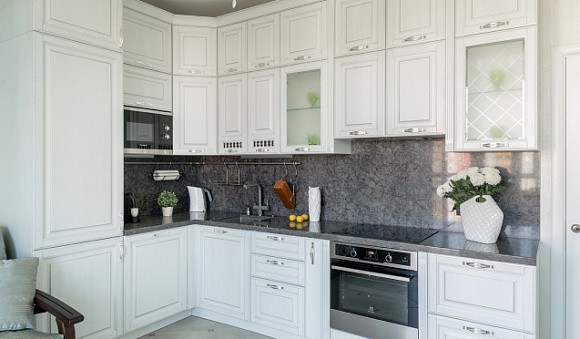 Светлая кухня в Санкт-Петербурге