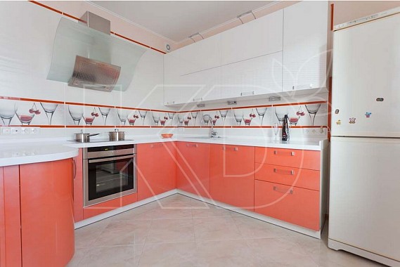 Угловые кухни красного цвета