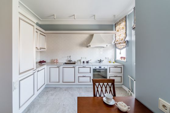 Светлая кухня в частном доме