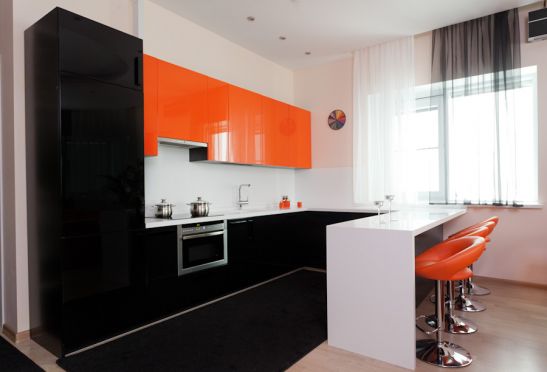 Современная кухня с барной стойкой