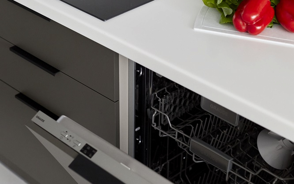 Большая П-образная графитово-белая кухня