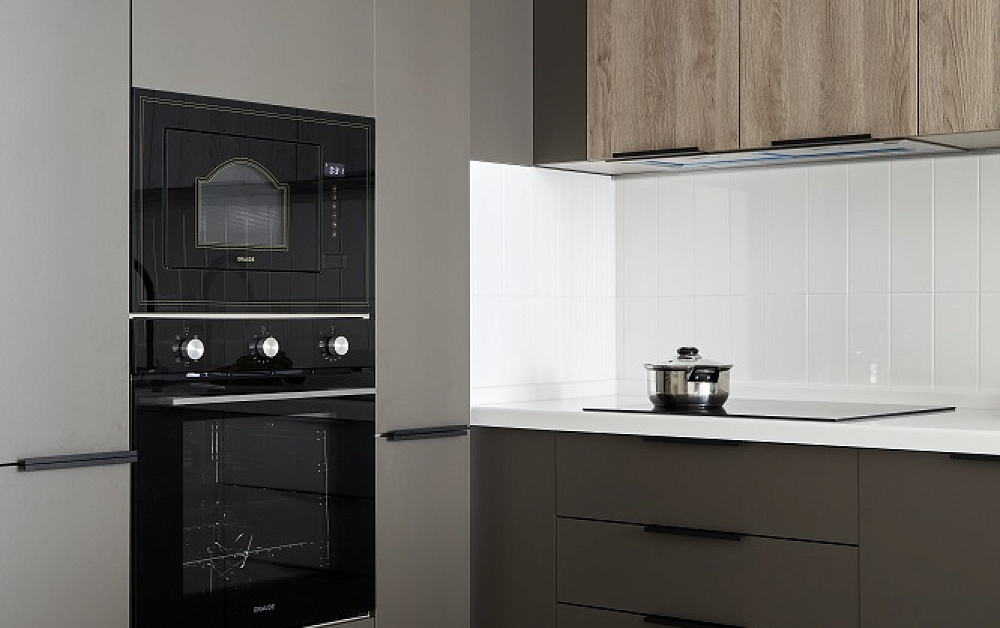 Большая П-образная графитово-белая кухня