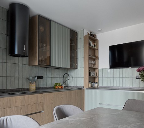 Шелфейно-древесная кухня с открытым хранением