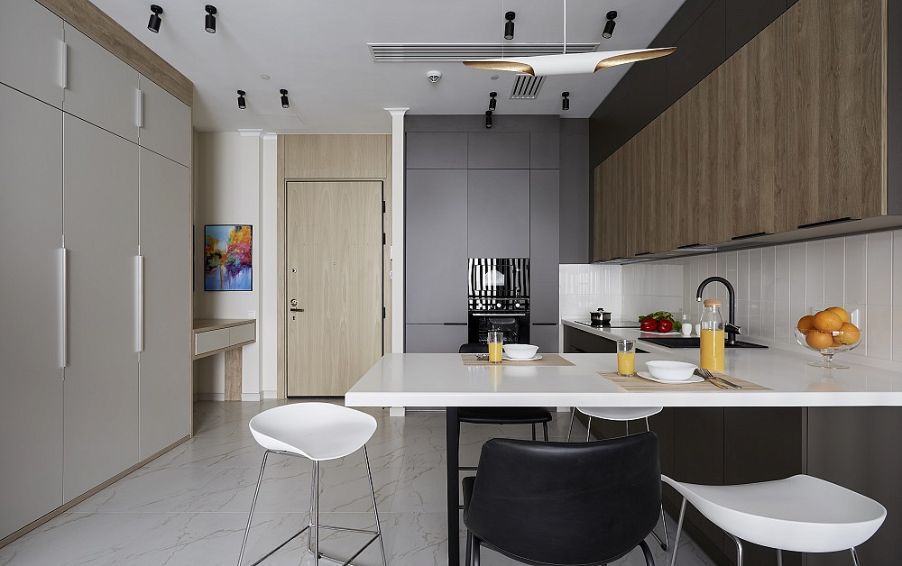 Большая П-образная графитово-белая кухня